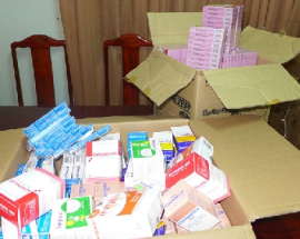 Làm dụng máy in phun date để in lại ngày sản xuất thuốc rồi bạn lại