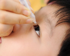 Những lỗi mắc phải khi dùng thuốc nhỏ mắt