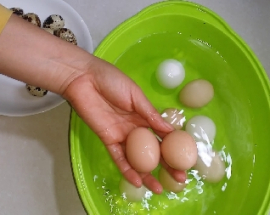 Phân biệt trứng quá hạn một cách dễ dàng